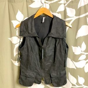 Miilla Brand Stylish gray vest with zipper and buckle detail - Size Medium